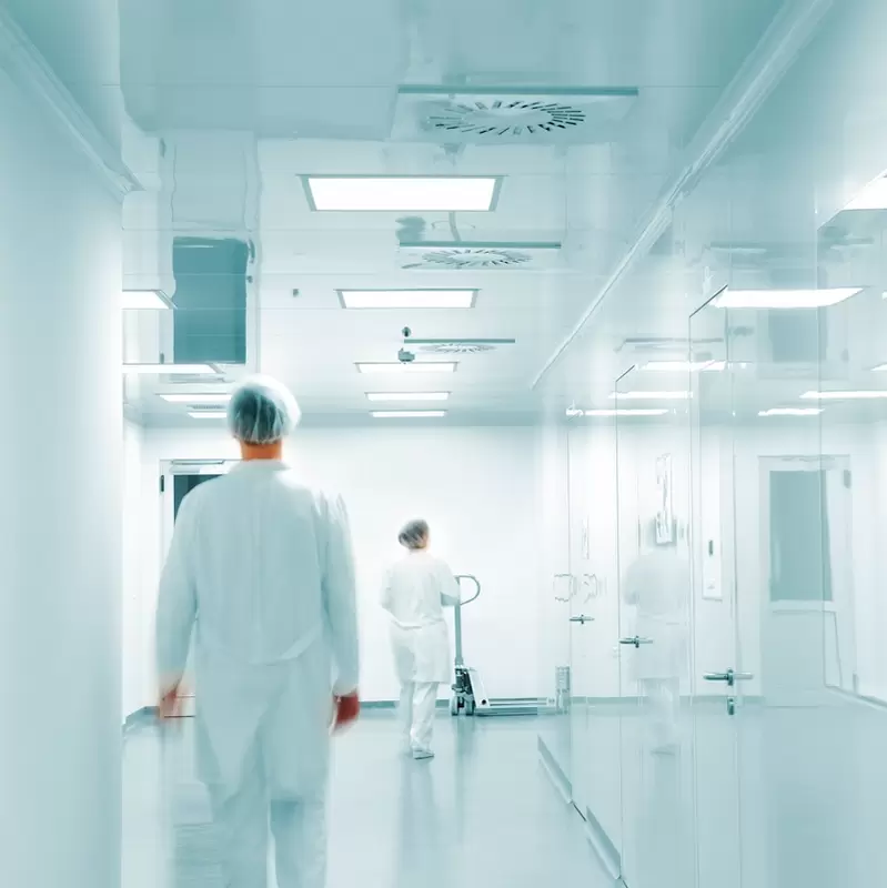 Sala blanca con personal sanitario