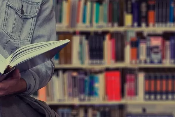 Estudiante en una biblioteca